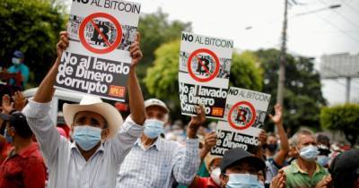 В Сальвадоре жгут биткоины: люди продолжают протестовать против крипты и президента