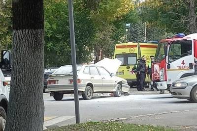 На улице Бебеля в Твери произошла авария: на месте работают спецслужбы
