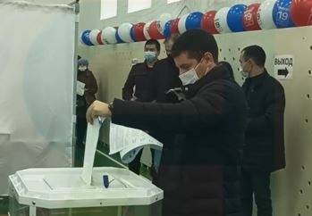 Губернатор Ямала проголосовал на выборах в Госдуму