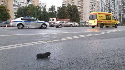 В Москве автомобиль насмерть сбил попавшего в ДТП таксиста