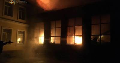 Под Харьковом полсотни спасателей всю ночь тушили пожар в школе (ФОТО)