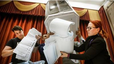 «Единая Россия» заявляет о победе на выборах на фоне обвинений в фальсификациях