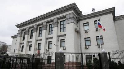 Украинские пикетчики закатили скандал у посольства РФ в Киеве в день выборов – видео