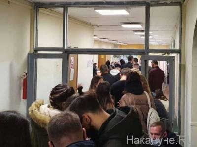 На одном из участков в Екатеринбурге образовалась очередь избирателей. На соседнем - ни души