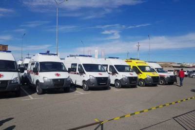 В соцучерждения Астраханской области поступили новые школьные автобусы и машины скорой помощи