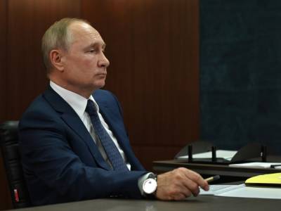 СМИ: Путин не впервые попадает под объективы камер с часами, «отстающими» на семь дней
