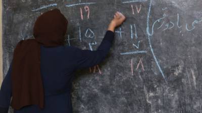 Талибан запретил афганским девочкам посещать среднюю школу