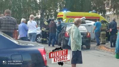 В Кемерове автомобиль перевернулся после ДТП на улице Волгоградской