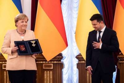 Зеленский наградил Меркель орденом за остановку масштабного вторжения российских войск в Украину