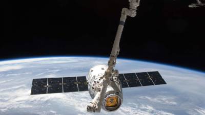 Корабль SpaceX с экипажем из непрофессиональных астронавтов начал схождение с орбиты