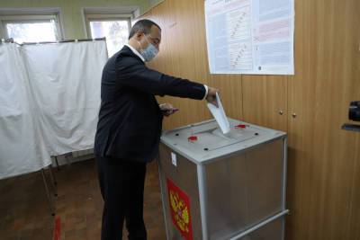 Председатель ЗСК Юрий Бурлачко отдал свой голос на выборах