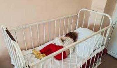 Трехлетнего сироту в больнице Петербурга привязали колготками к кровати