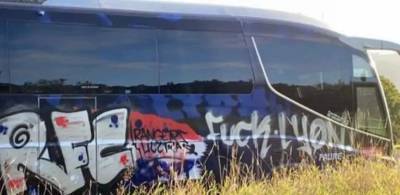 Фанаты Рейнджерс разрисовали оскорбительными надписями автобус Лиона