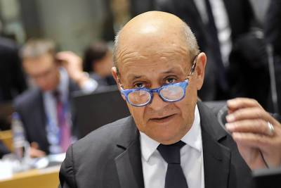 Глава МИД Франции заявил об "ударе в спину"