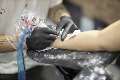 Мужчина бросил девушку с новой татуировкой с его инициалами в интимном месте