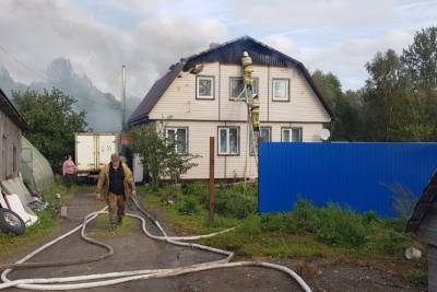 Пожарные спасли от огня дом в любытинской деревне