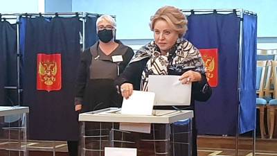 «Удобно, комфортно, безопасно»: Матвиенко проголосовала на выборах в Петербурге