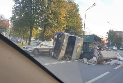 Опрокинувшийся мусоровоз перекрыл движение в Петербурге