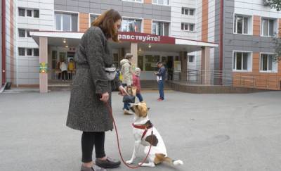 В Тюмени девушка пришла на избирательный участок с собакой, которую нашла здесь год назад