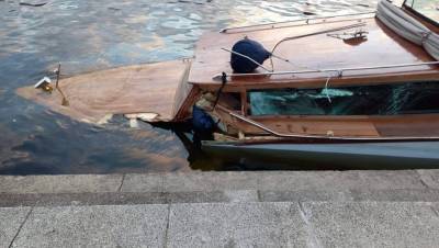 Три человека попали в больницу после столкновения катера с мостом в Петербурге