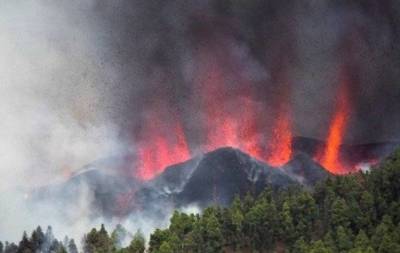 На Канарских островах началось извержение вулкана: жителей экстренно эвакуируют (ФОТО)