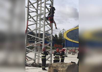 Переполох на стройке: спасатели сняли машиниста башенного крана с высоты 40 метров