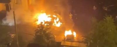 В Красноярске в микрорайоне Солнечный ночью сгорели два автомобиля