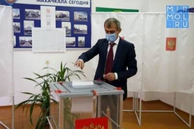 Глава Минэкономразвития Дагестана Руслан Алиев проголосовал в первый день выборов