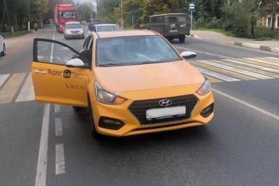 На дороге в Твери таксист сбил пешехода