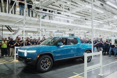 Rivian наконец выпустил первый серийный электромобиль — это пикап R1T в фирменном цвете Rivian blue