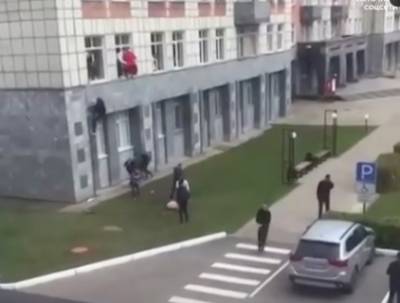 В Сети появилось видео с прыгающими из окон студентами Пермского вуза