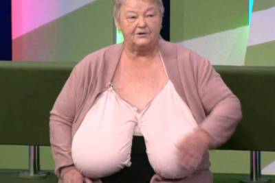 Российская пенсионерка вынуждена спать на четвереньках из-за груди 11-го размера