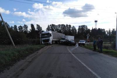 В Тверской области водитель с признаками опьянения врезался на повороте в грузовик