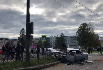 В Волхове жесткое столкновение KIA и Lada выбросило девушку из машины