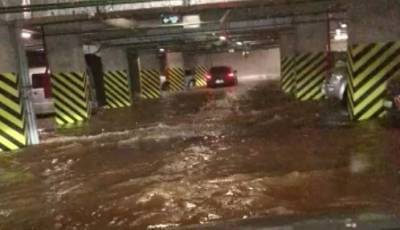 В Петербурге затопило подземную парковку вместе с автомобилями