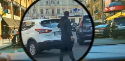 Украинских водителей предупредили о «черных парковщиках»: за неуплату повреждают авто