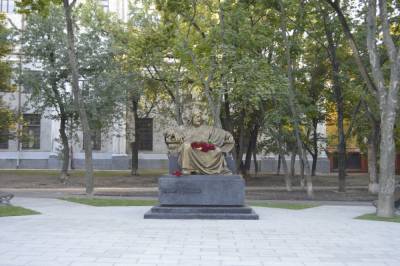 В Харькове открыли памятник великому азербайджанскому поэту Низами Гянджеви (ФОТО)
