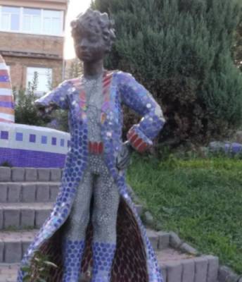 В Киеве вандалы изуродовали популярную скульптуру: оторвали руку с саблей (фото)