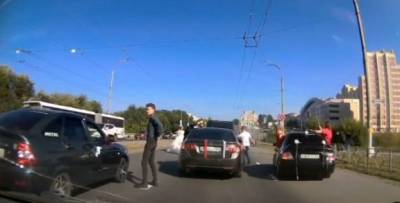 В Кемерове полиция составила 10 протоколов на водителей свадебного кортежа, перекрывшего дорогу