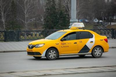 В Новосибирске таксист отказался везти россиянку с инвалидностью и оставил ее под дождем