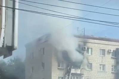 Очевидцы сняли на видео пожар в пятиэтажке в центре Волгограда