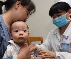 Китайскую COVID-вакцину впервые проверят на младенцах