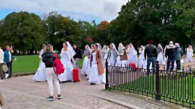 Массовый забег невест с чемоданами по Петербургу попал на видео