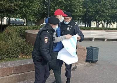 В центре Москвы задержали участника одиночного пикета за честные выборы