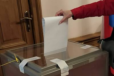 В десяти российских регионах камеры засняли вброс бюллетеней на выборах