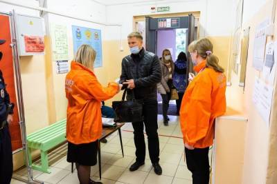Волонтеры Молодежного центра Пскова помогают на выборах маломобильным гражданам
