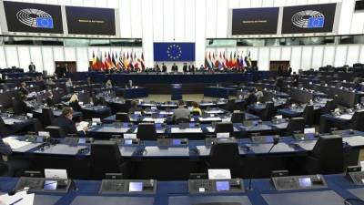 Депутаты Европарламента уличили коллег в ксенофобии и «подчинении Вашингтону»
