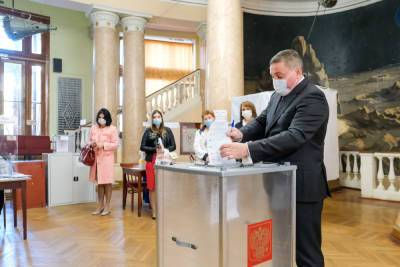 Андрей Бочаров проголосовал в волгоградском планетарии