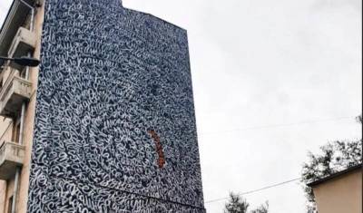 Живая цепь защитила стену с именами пропавших детей