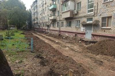 В центре Хабаровска слой дороги сняли у подъезда жилого дома